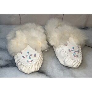 Handmade White Leather Baby Moccasins Fur Trim Beaded Soft Sole Booties 4.5 In